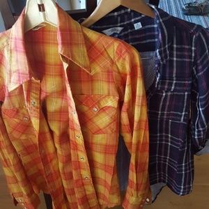 Lot of 2 tops.
